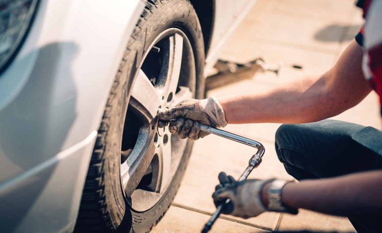 پنچرگیری و تعویض لاستیک